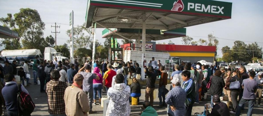 Pemex ha difundido comunicados consecutivos donde afirma que hay suficiente gasolina para abastecer...