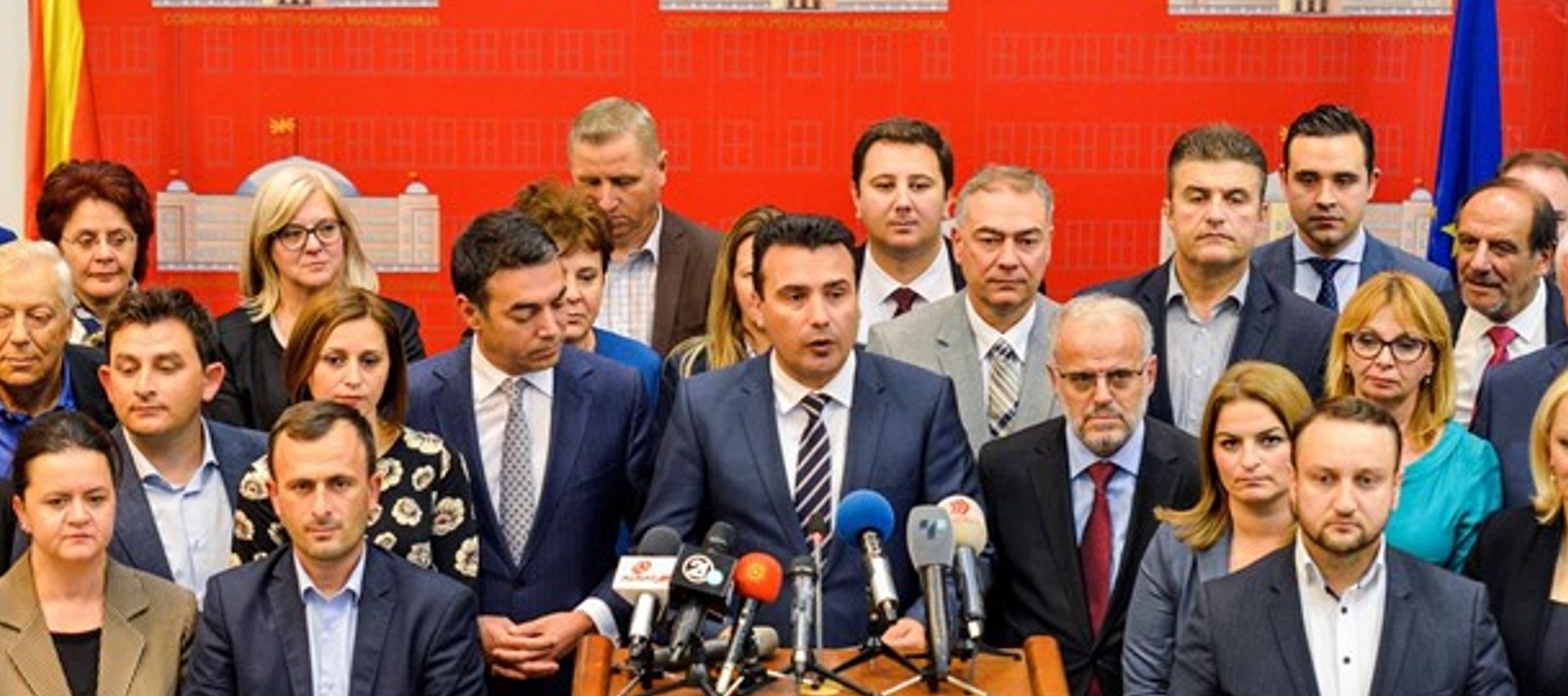 Zaev y Tsipras han afrontado una dura oposición al acuerdo que han firmado dentro de sus...
