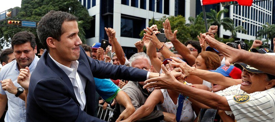 Guaidó se autoproclamó presidente interino el miércoles, apoyado por...