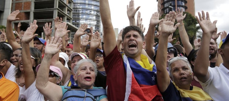 El miércoles, Maduro dio a los diplomáticos de Washington un plazo de 72 horas para...