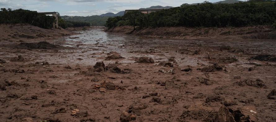 El derrumbe de una presa de una compañía minera en Brasil podría causar un...