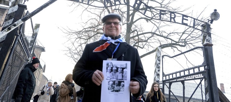 Los contra-manifestantes en Auschwitz el domingo sostenían un cartel con el lema...