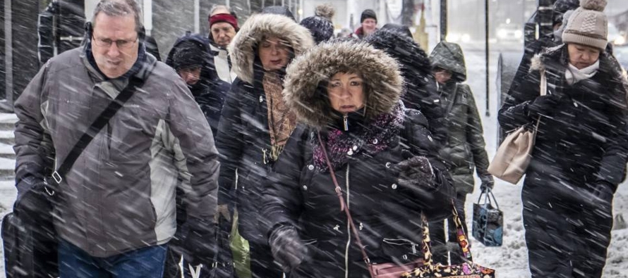  La amenaza del frío extremo ha provocado el cierre de cientos de colegios, ha obligado a...