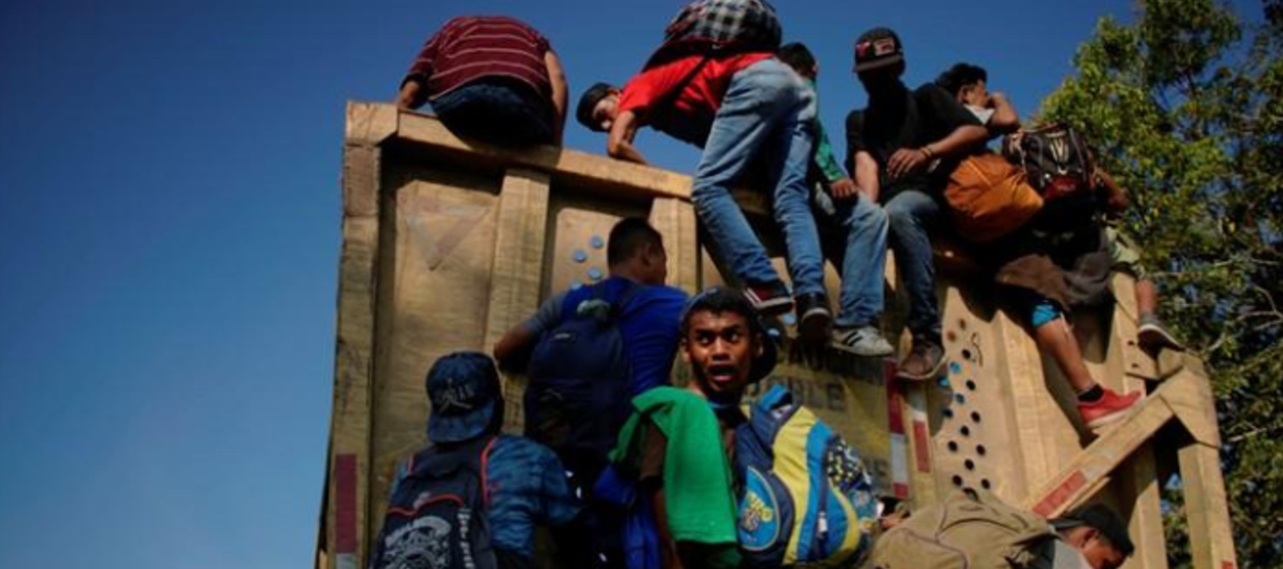 Cada año, miles de migrantes centroamericanos cruzan México en busca del...