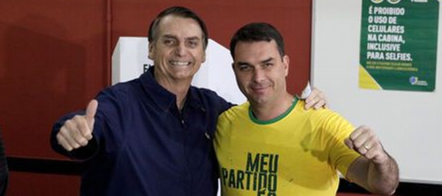 La decisión de reabrir la investigación es un golpe para Jair Bolsonaro, quien...