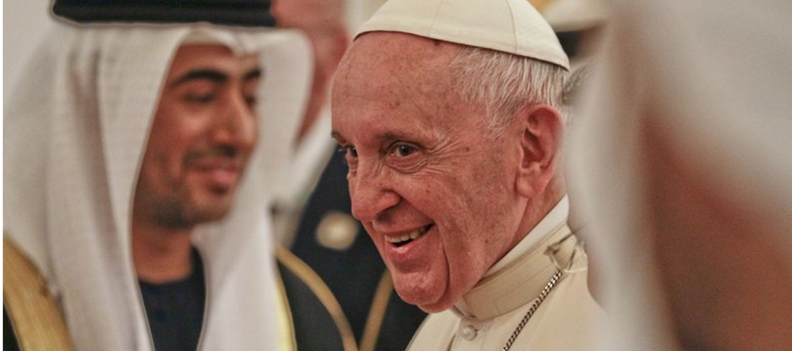 El pontífice llegó al palacio presidencial de Abu Dabi a bordo de un sencillo auto...