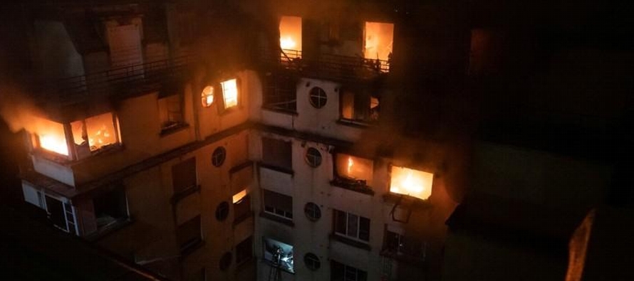 Las llamas irrumpieron en la estructura de 8 pisos de Rue Erlanger, calle cercana al estadio de...