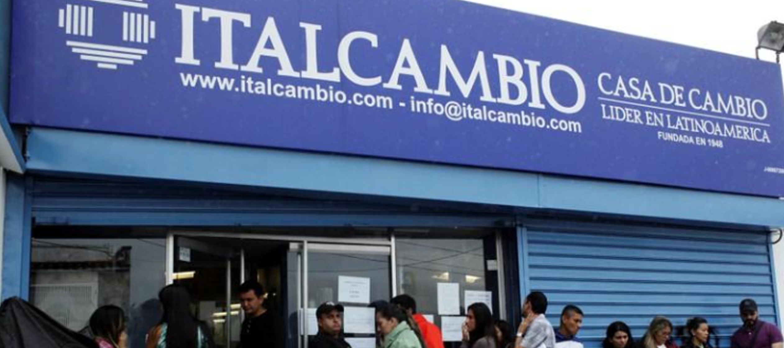 Decenas de clientes hacían filas el martes frente a oficinas de Italcambio en Caracas...
