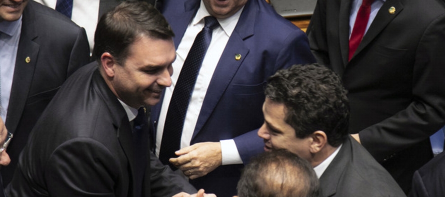 Flavio Bolsonaro, que acaba de asumir su cargo como senador federal, enfrenta acusaciones de...