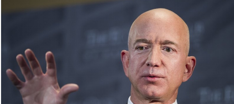 Las acusaciones de Bezos son una nueva vuelta de tuerca en el enfrentamiento entre el hombre...