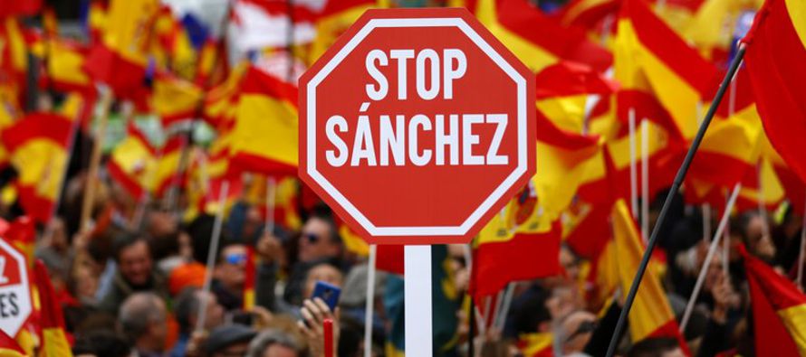 Miles de españoles participaron el domingo en una manifestación convocada por...