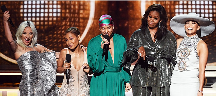 La anfitriona de los Grammy, Alicia Keys, comenzó el show invitando a Obama, de 55...