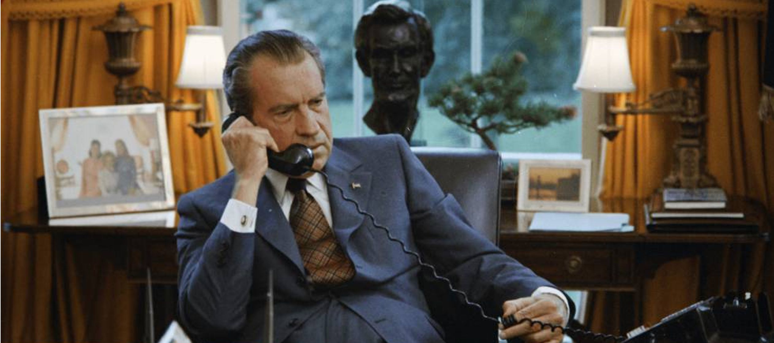 Watergate se inicia con un repaso a los hechos -principalmente la Guerra de Vietnam- que llevaron a...