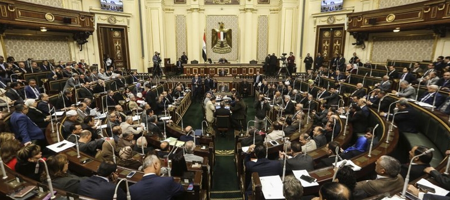De los 596 integrantes del Parlamento, 485 aprobaron las reformas según las cuales el-Sisi...