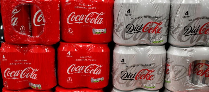 Coca-Cola y su rival PepsiCo Inc están luchando con un aumento de los costos de los fletes y...