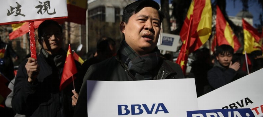La prensa española informó que los manifestantes exigen el desbloqueo de sus cuentas,...