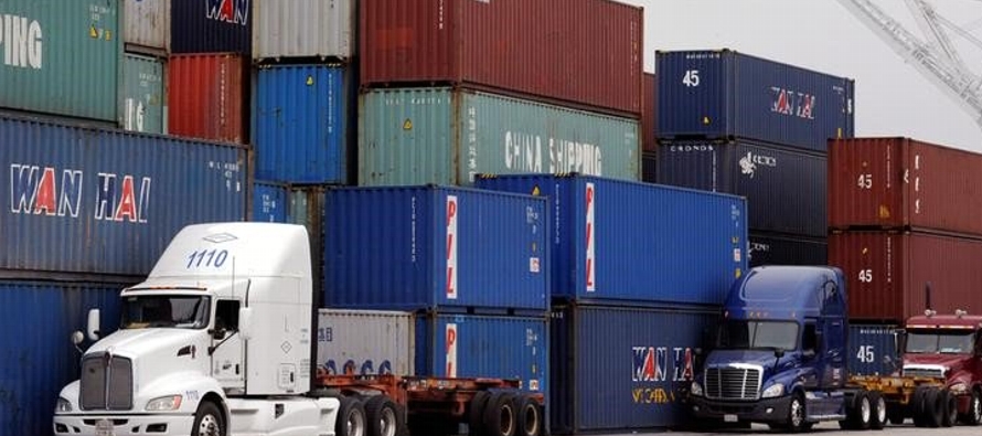 El Departamento del Trabajo dijo el viernes que los precios de las importaciones cayeron un 0,5 por...