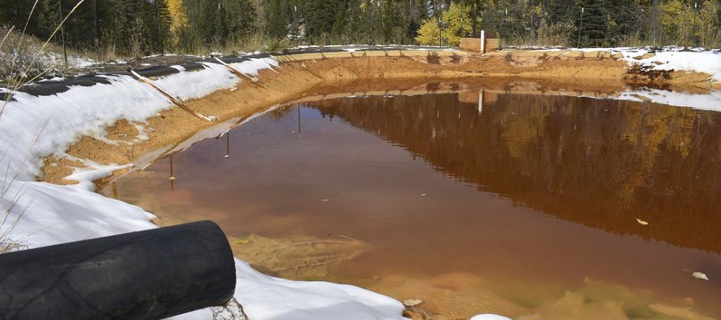 El torrente envenena la vida acuática y contamina el agua potable en Montana, California,...