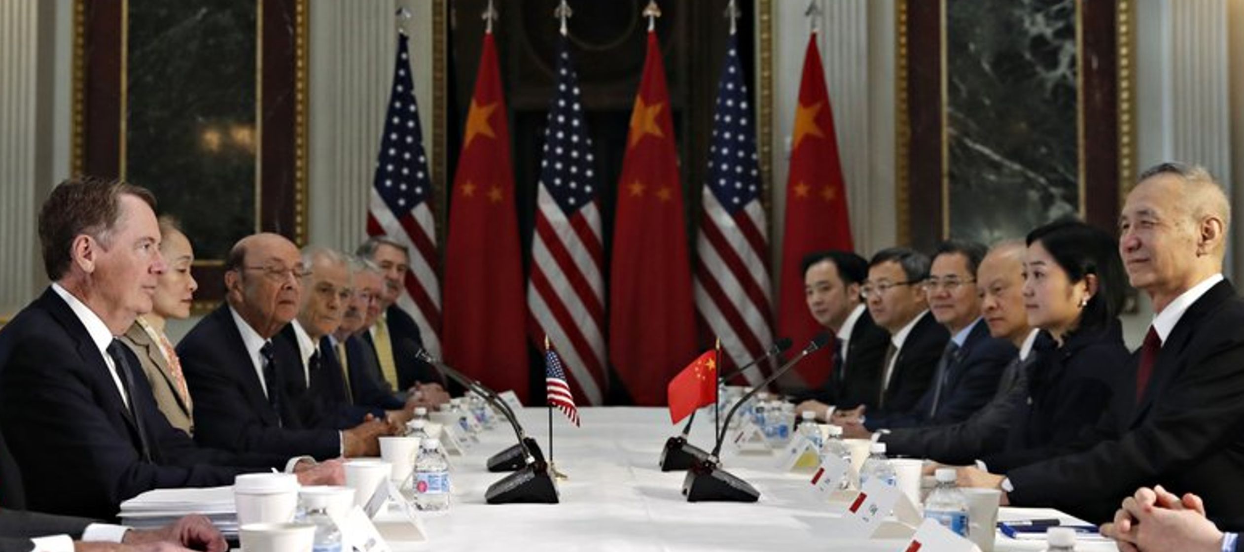 La delegación china, encabezada por el viceprimer ministro Liu He, se reunió con el...