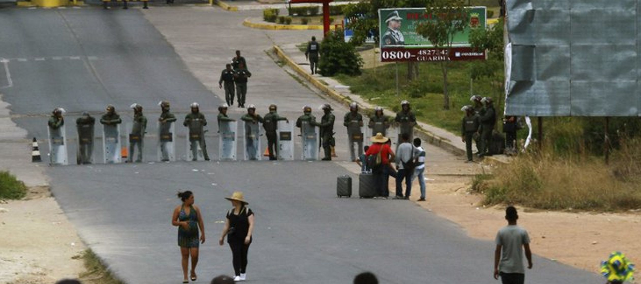 Guaidó ha anunciado que el sábado tratará de hacer entrar a Venezuela ayuda...