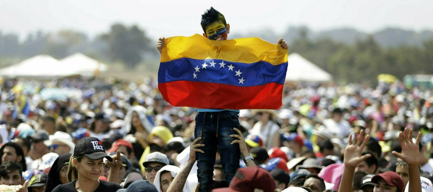 Aunque Maduro niega que haya una crisis humanitaria, el plan de la oposición para llevar...