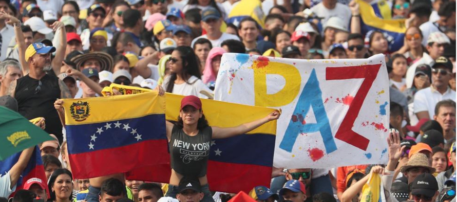 Al menos 150,000 personas se han dado cita en el concierto 'Venezuela Aid Live',...