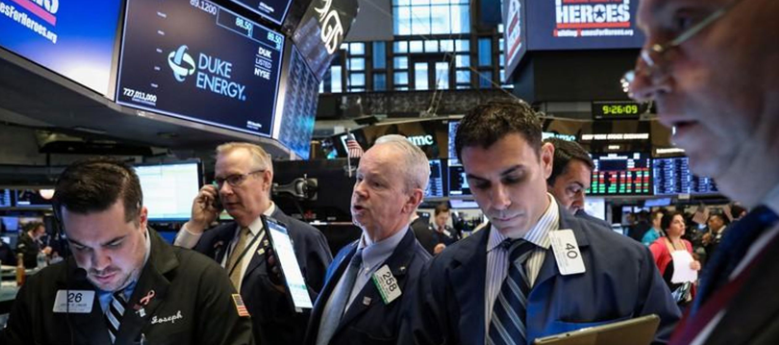 Si bien los tres principales índices de Wall Street revirtieron brevemente las...