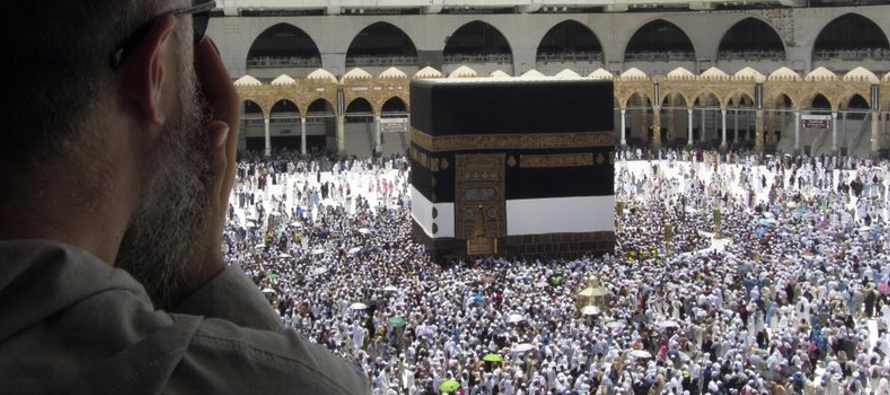 El haj busca unir a los musulmanes, y los peregrinos dejan atrás toda muestra de riqueza y...