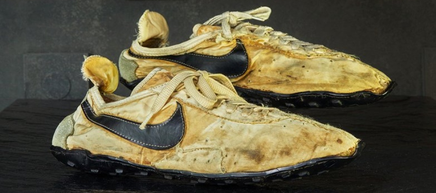 Dave Russell, de Sacramento, vendió las inusuales zapatillas el mes pasado a una cadena...