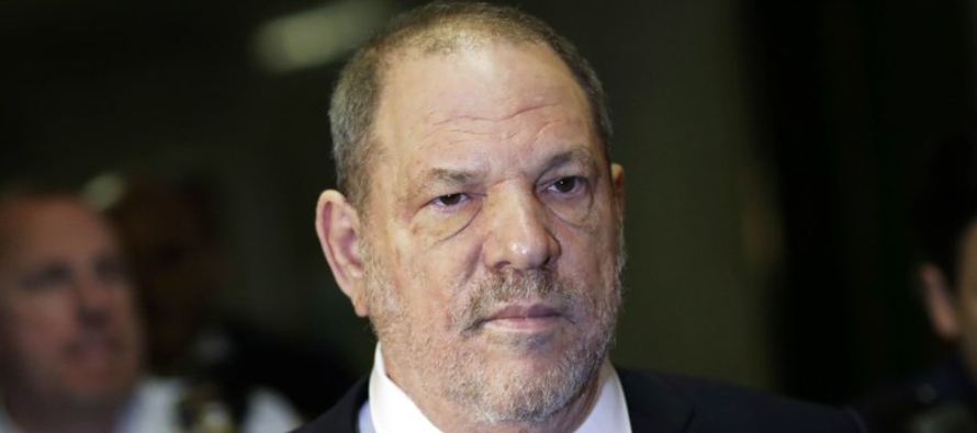 Weinstein, de 67 años y quien está libre tras el pago de una fianza de un...