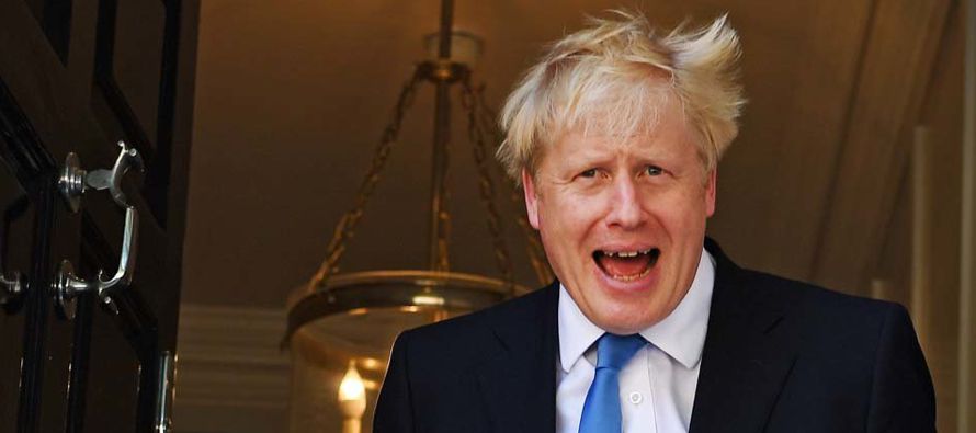 La idea de Boris haciendo sus imitaciones de Churchill, mientras el iceberg se acerca, encierra un...