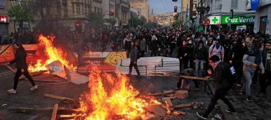 Los siete días de manifestaciones, enfrentamientos, saqueos e incendios en Santiago y otras...