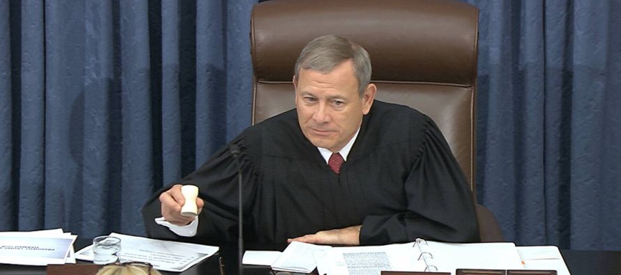 Que el juez Roberts evite los focos no es gratuito. Parte de su labor como presidente del Supremo...