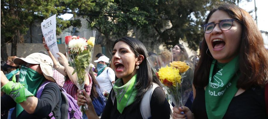 Grupos de mujeres participaron en protestas simbólicas en estas y otras ciudades de...