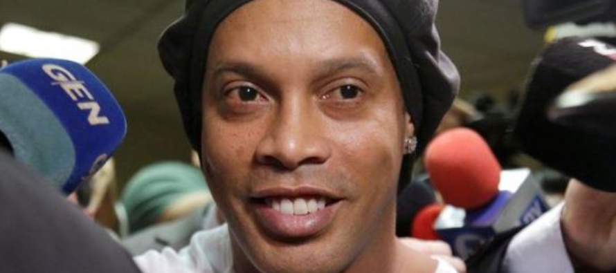 Ronaldinho y su hermano Roberto de Assis Moreira fueron arrestados la noche del viernes en un hotel...