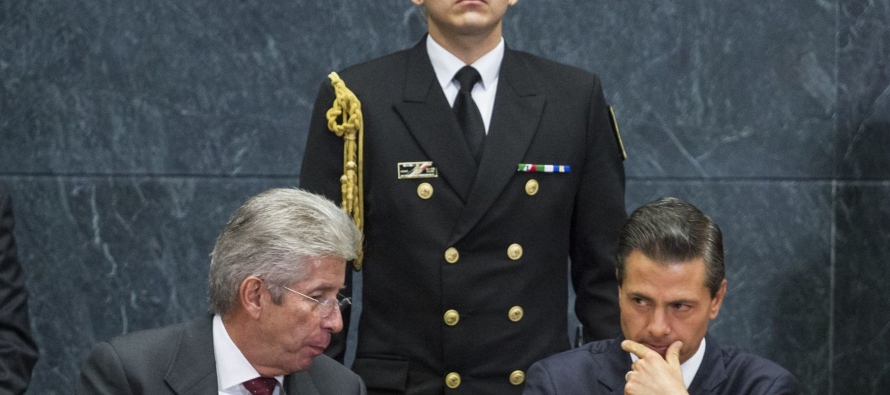 En su mensaje de Twitter, Peña Nieto calificó a Ruiz Esparza como un “servidor...