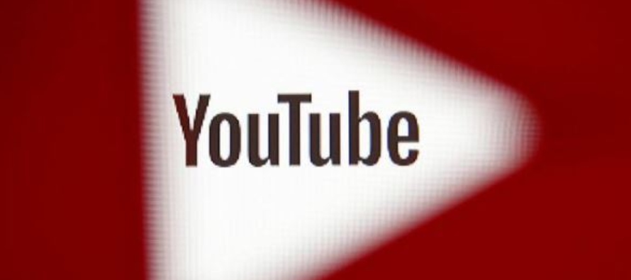 FOTO DE ARCHIVO: Un icono de YouTube impreso en 3D frente a un logotipo de YouTube. 25 octubre...