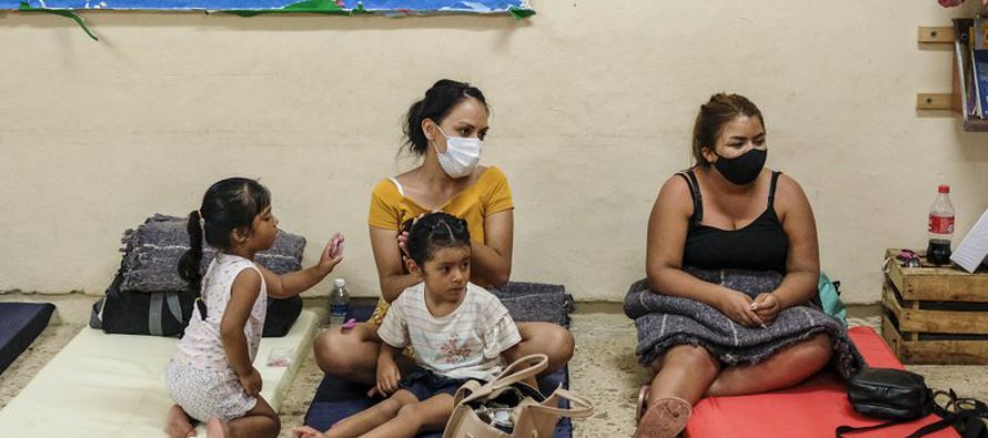 Unas 39,000 personas fueron evacuadas en los estados de Quintana Roo y Yucatán, y unas 2,700...