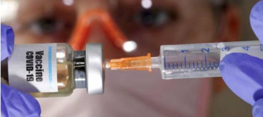 Los expertos señalaron que las pausas en los ensayos de vacunas son comunes, aunque detener...