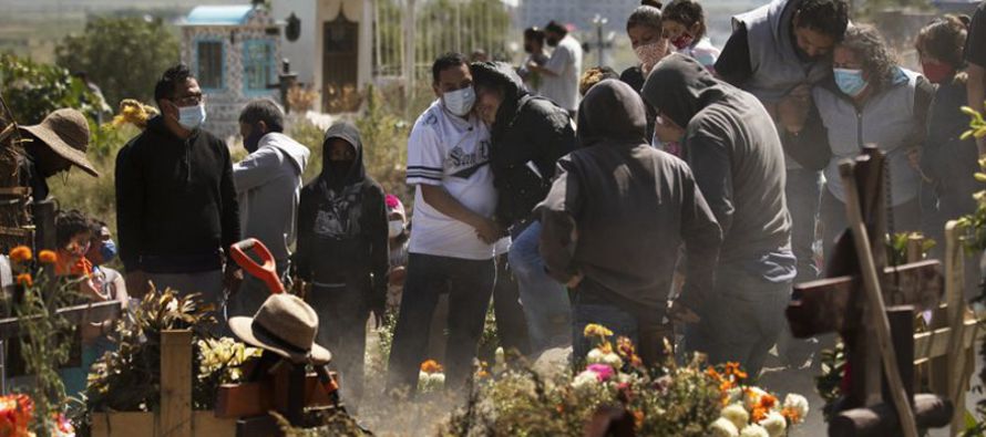 La pandemia ha obligado a las autoridades de la mayor parte de México a cerrar los panteones...