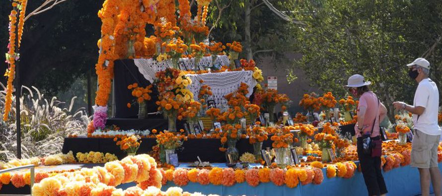 El Día de los Muertos es una tradición mexicana que se celebra todos los años...