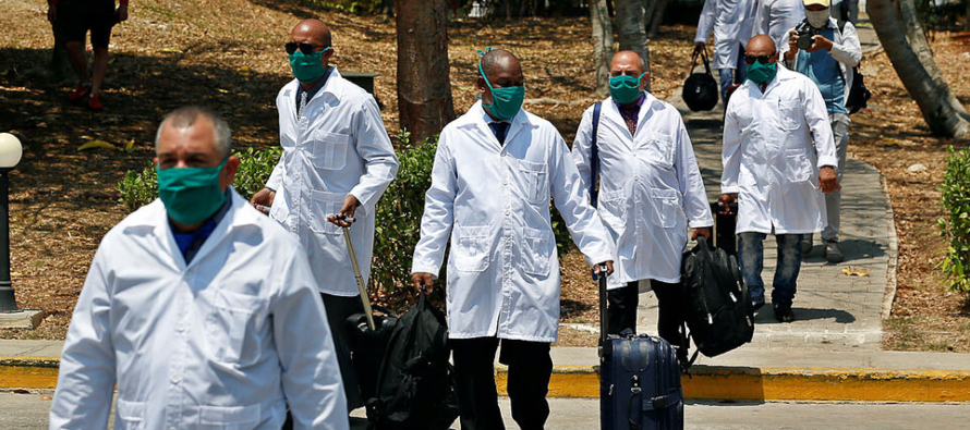 En la demanda, un grupo de médicos cubanos desertores alega que la OPS conspiró con...