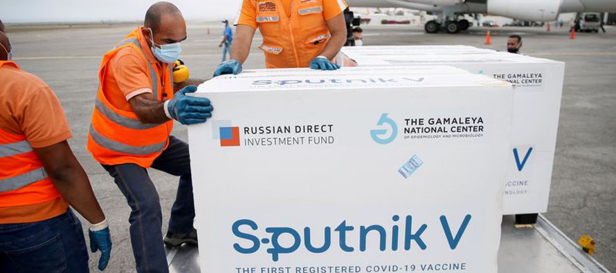 Mientras el Kremlin intensifica sus esfuerzos por promocionar en el exterior su principal vacuna...