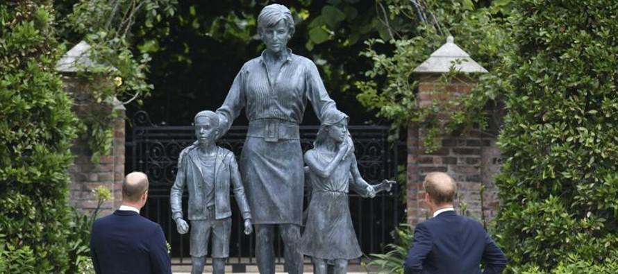 La familia de Diana se unió a los dos hermanos para la ceremonia en el Jardín Hundido...