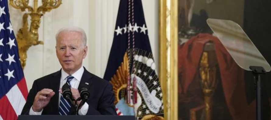 Pero el viernes, Biden destacó las contribuciones que los inmigrantes han hecho a Estados...