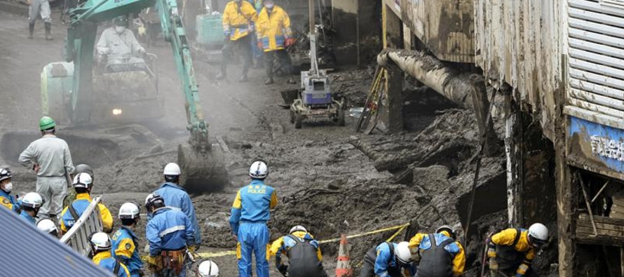Cerca de 2,000 rescatistas fueron desplegados en la parte devastada de Atami, donde trabajadores...