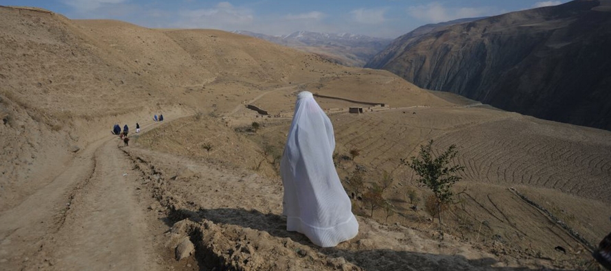 Las mujeres están comprando la mejor armadura para protegerse de los talibanes: el velo.