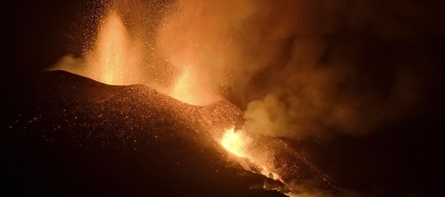 La lava que fluye de los respiraderos del volcán Cumbre Vieja ha destruido más de 900...
