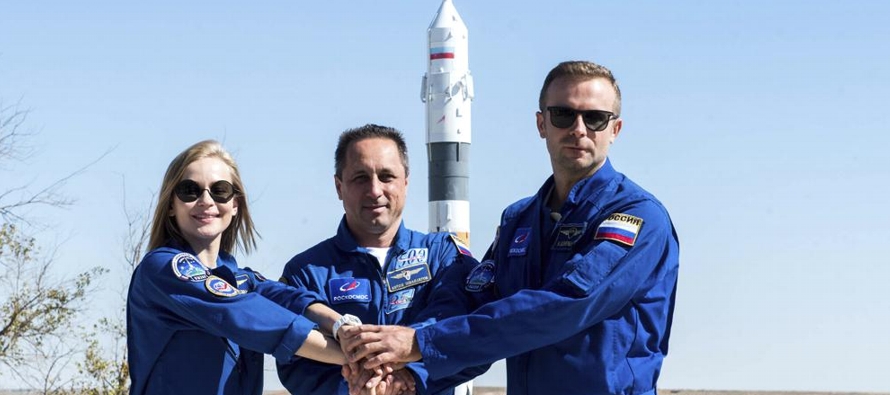 La actriz Yulia Peresild y el director Klim Shipenko despegaron rumbo a la Estación Espacial...