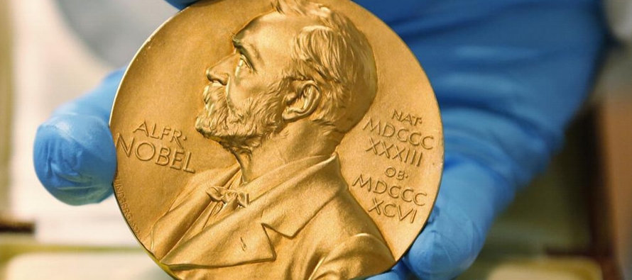 Los premiados reciben una medalla de oro y 10 millones de coronas suecas (más de 1,14...